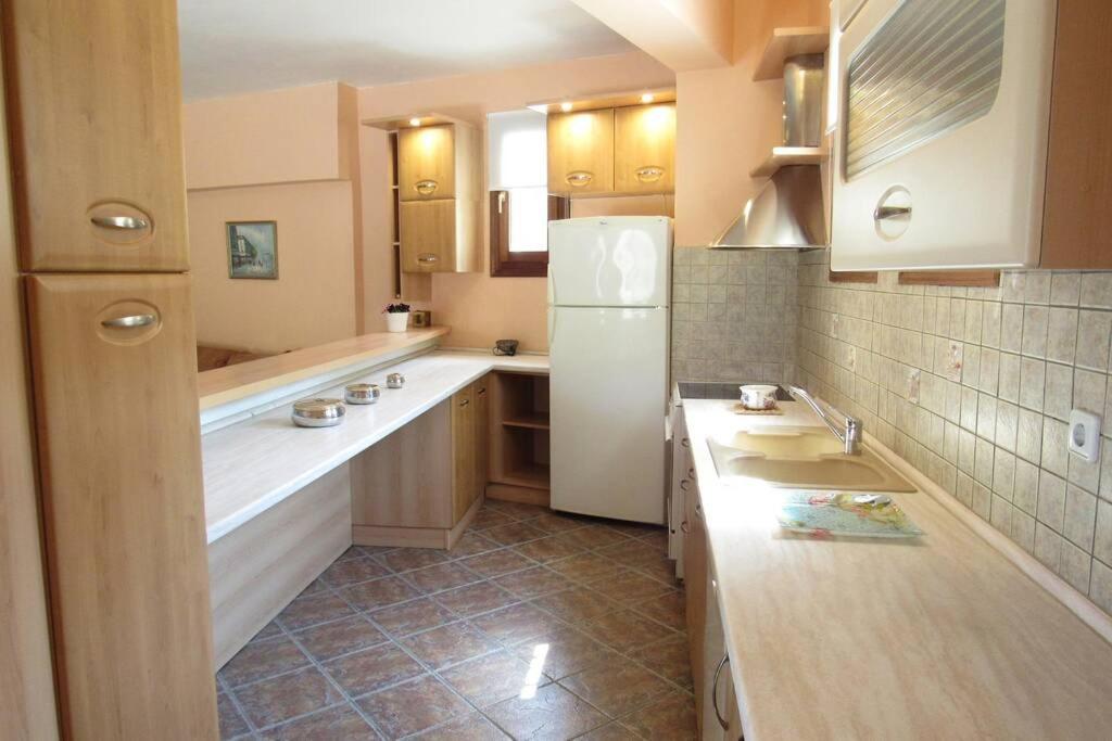 Christie'S Ground Floor Apartment By The Sea Kato Gatzea Bagian luar foto