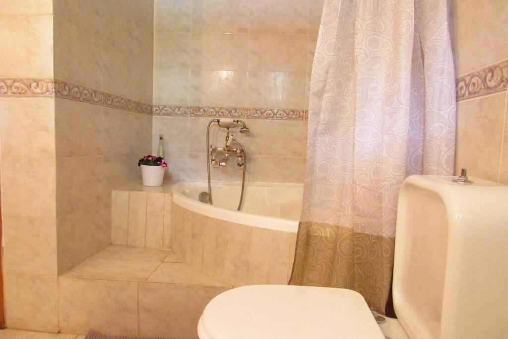 Christie'S Ground Floor Apartment By The Sea Kato Gatzea Bagian luar foto